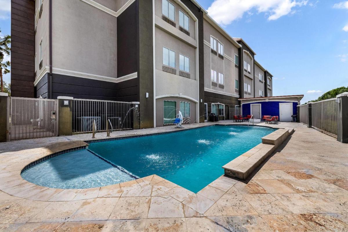La Quinta by Wyndham Alvin - Housity
