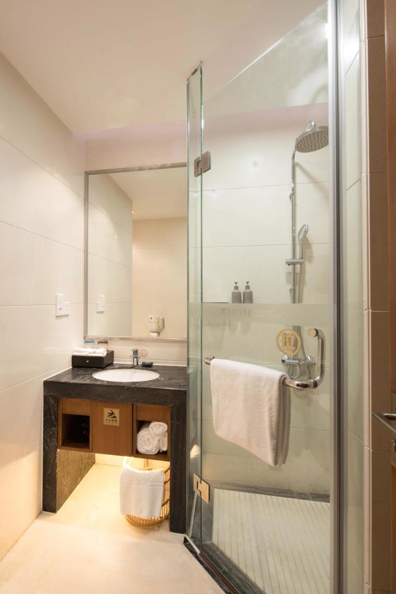 The Thousand Lantern Lake Hotel - Housity