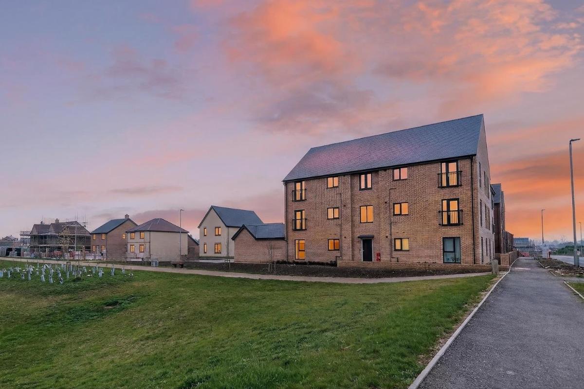 MODERN & STYLISH Bedford Apartment, SLEEPS 5, 2 FREE PARKING, QUIET LOCATION, 2 BED 2 BATH, 4 Separate Beds & Near M1 - Housity