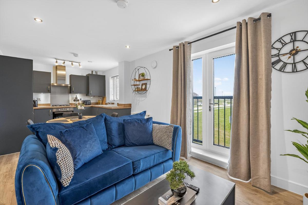 MODERN & STYLISH Bedford Apartment, SLEEPS 5, 2 FREE PARKING, QUIET LOCATION, 2 BED 2 BATH, 4 Separate Beds & Near M1 - Housity