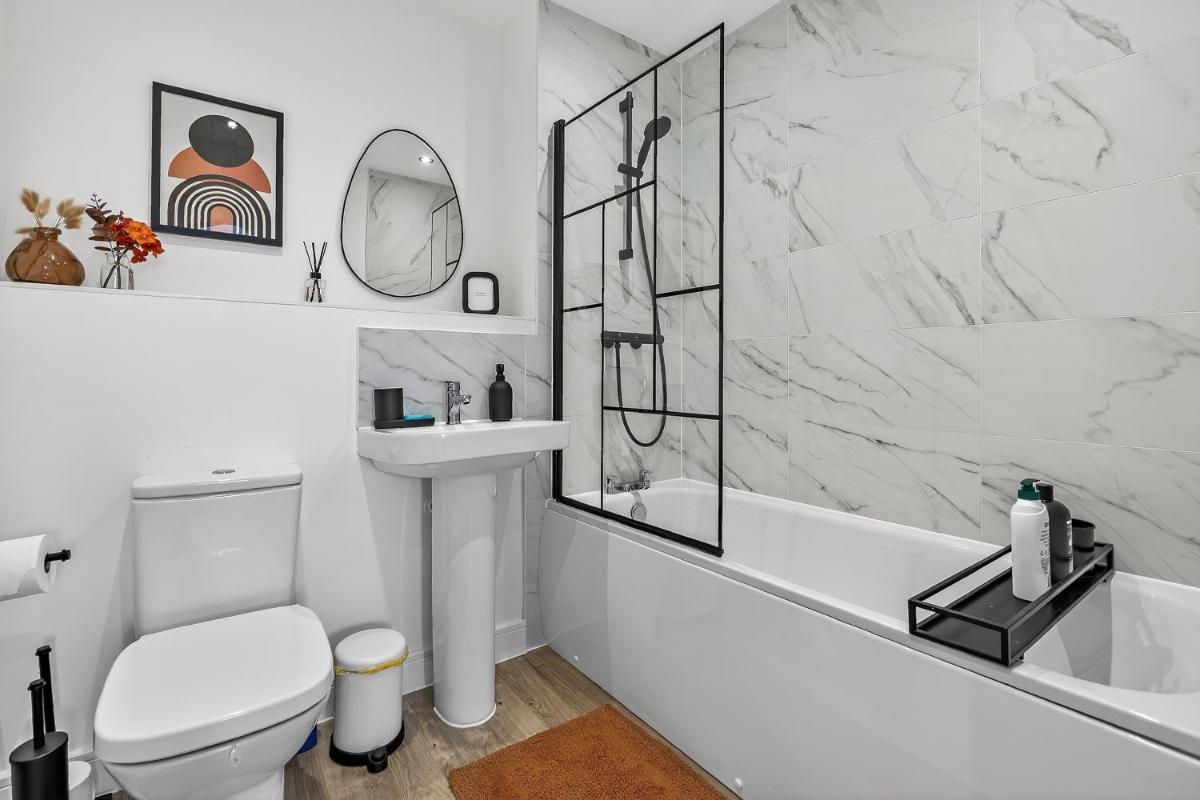 MODERN & STYLISH Bedford Apartment, SLEEPS 5, 2 FREE PARKING, QUIET LOCATION, 2 BED 2 BATH, 4 Separate Beds & Near M1 - Housity