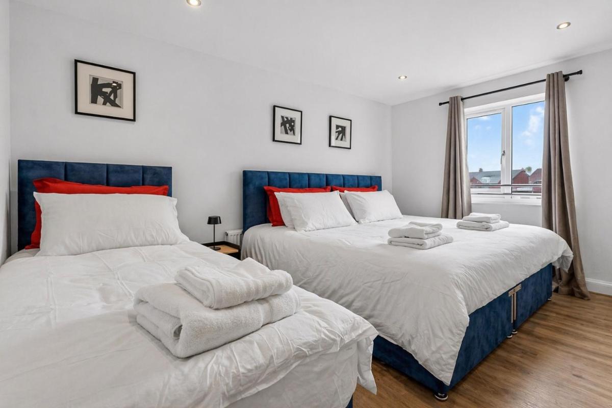 MODERN & STYLISH Bedford Apartment, SLEEPS 5, 2 FREE PARKING, QUIET LOCATION, 2 BED 2 BATH, 4 Separate Beds & Near M1 - Housity