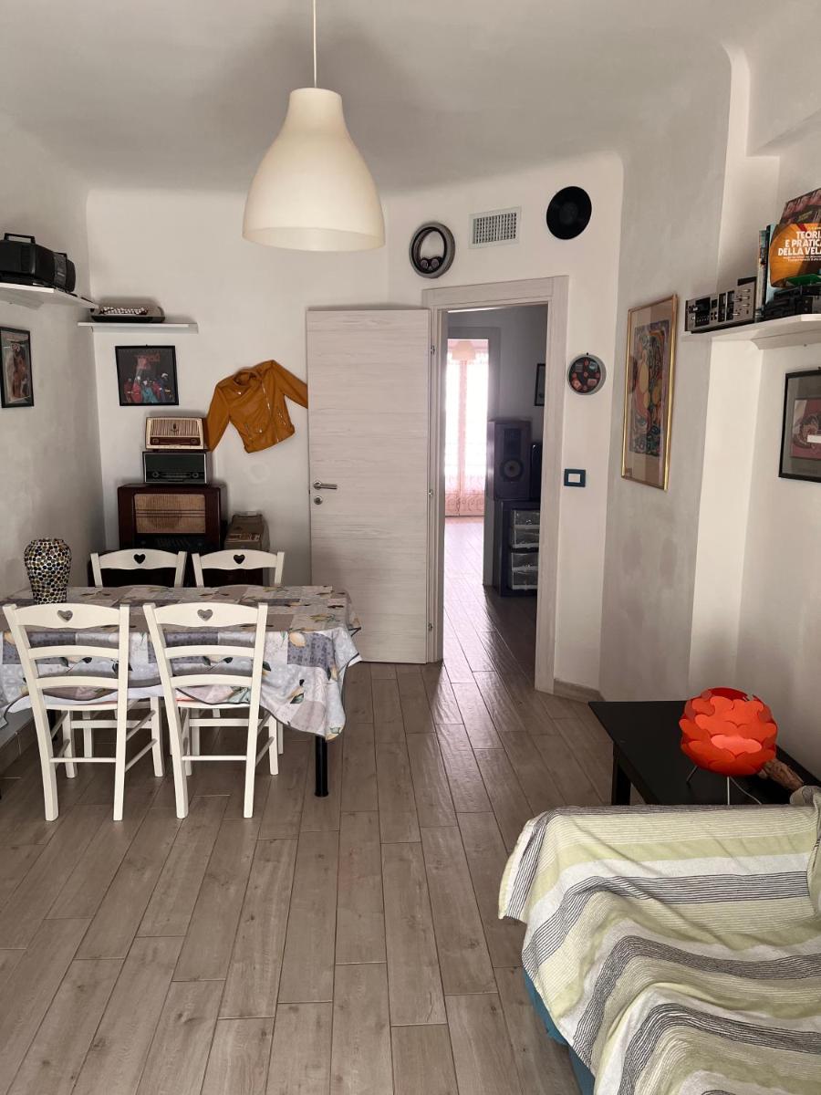 Grand F2 60mq centre Antibes, proche plages, commerces, 2 balcons, parking, train, bus, deco vintage, pet friendly - Hizvo