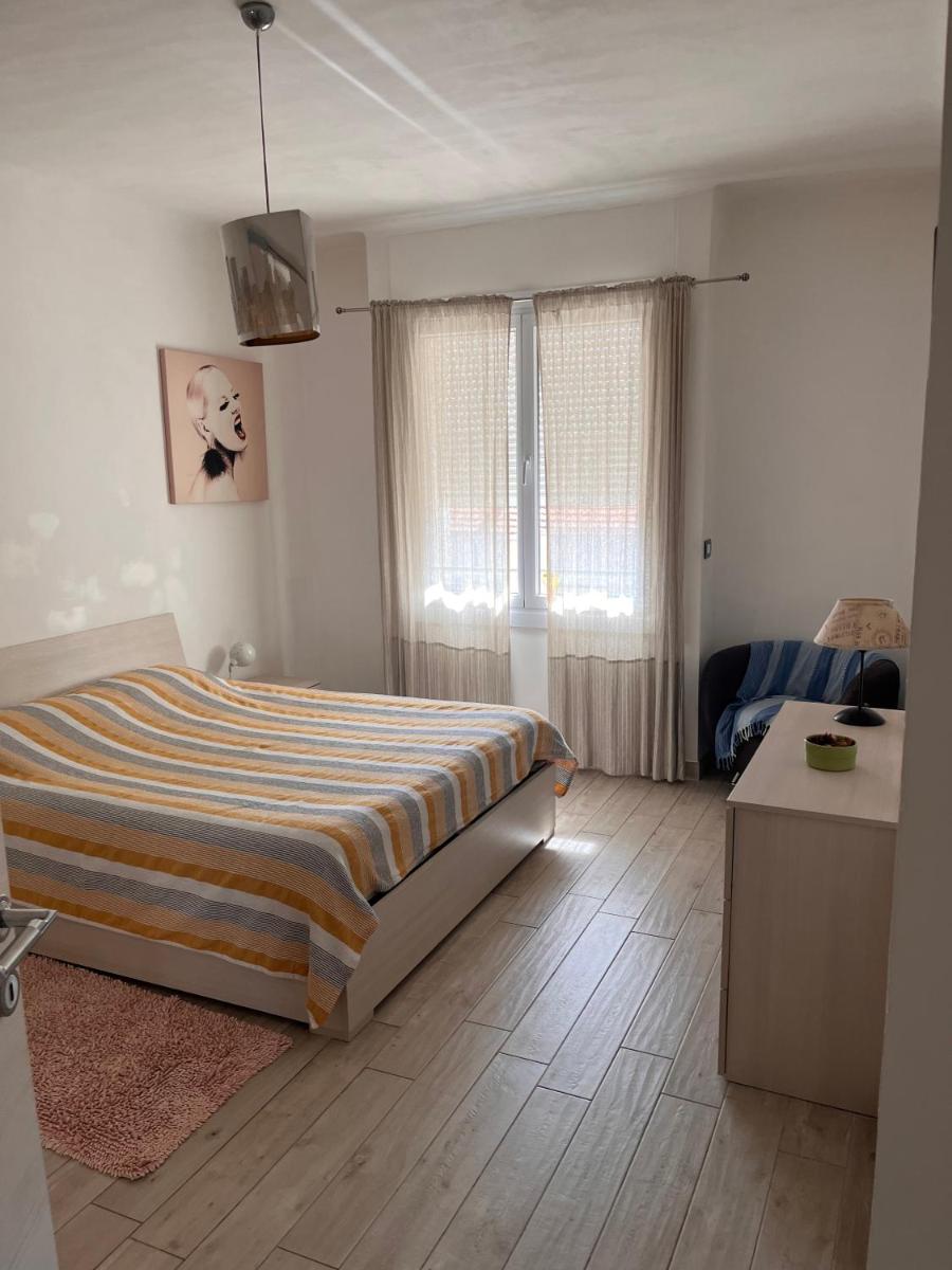Grand F2 60mq centre Antibes, proche plages, commerces, 2 balcons, parking, train, bus, deco vintage, pet friendly - Hizvo