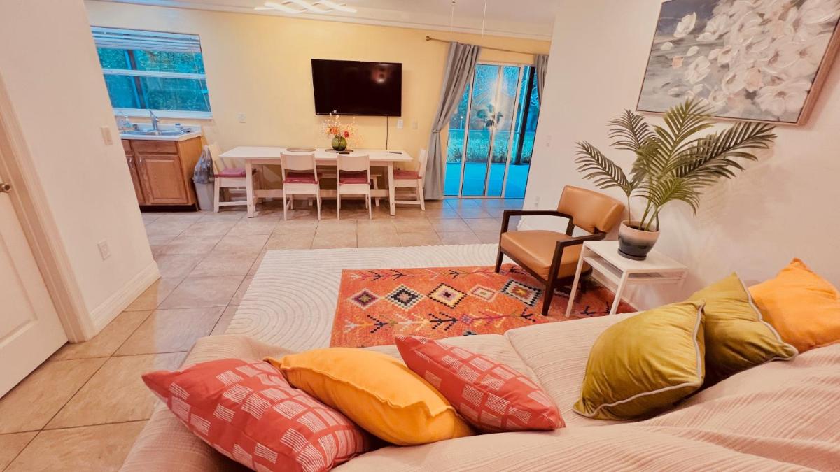 Hidden City Riverfront Apt Near Lakes Golf & Disney - Housity
