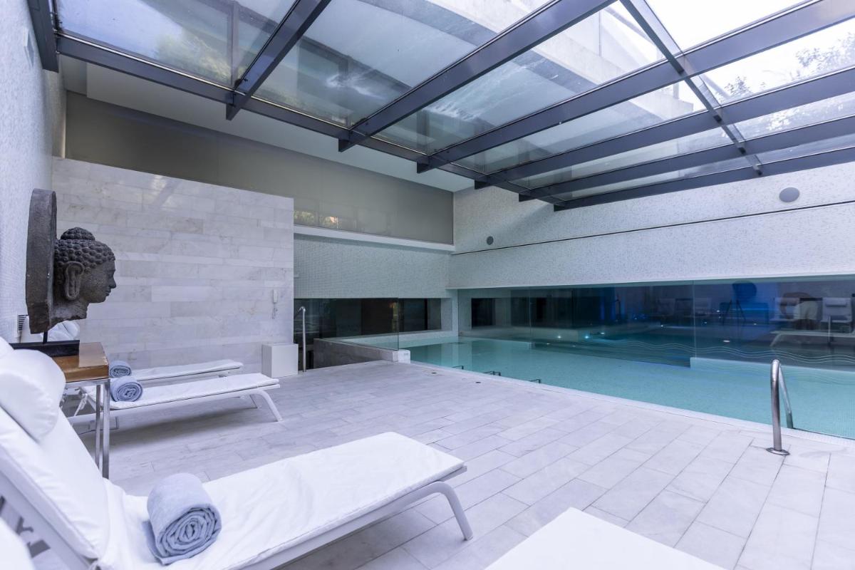 A piscina em ou perto de Hotel Cascais Miragem Health & Spa