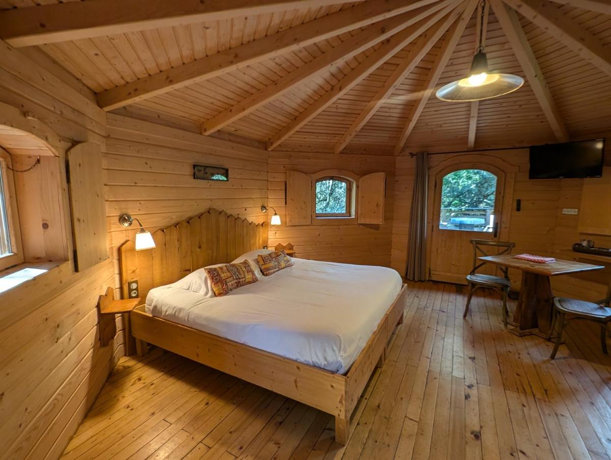 Les Cabanes Dans Les Bois Logis Hôtel - Housity