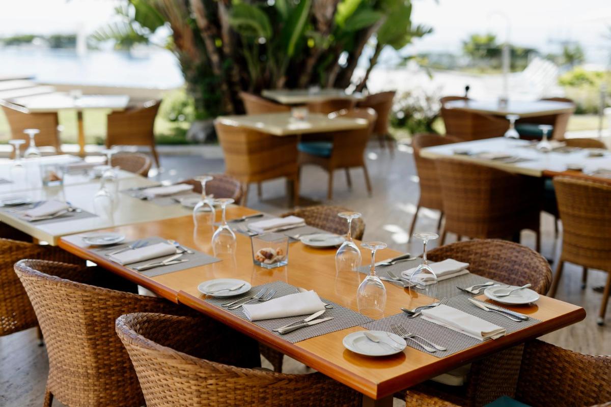 Um restaurante ou outro lugar para comer em Hotel Cascais Miragem Health & Spa