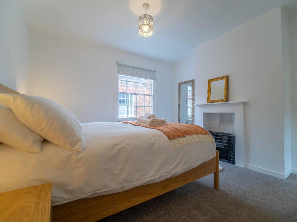 City Centre Cottage in Canterbury Courtyard Garden with Cathedral Views - Housity