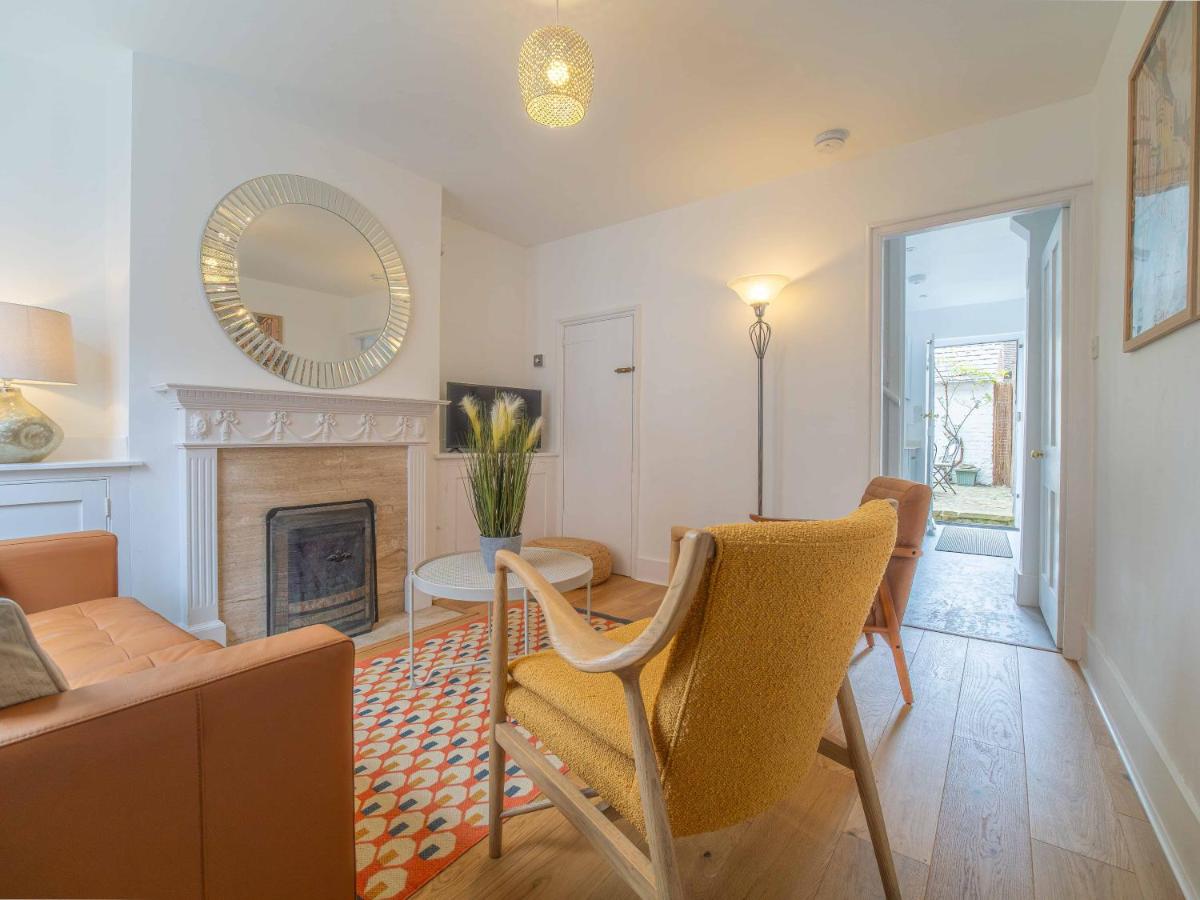City Centre Cottage in Canterbury Courtyard Garden with Cathedral Views - Housity
