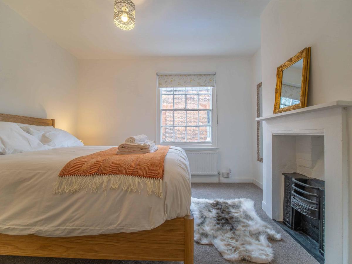 City Centre Cottage in Canterbury Courtyard Garden with Cathedral Views - Housity