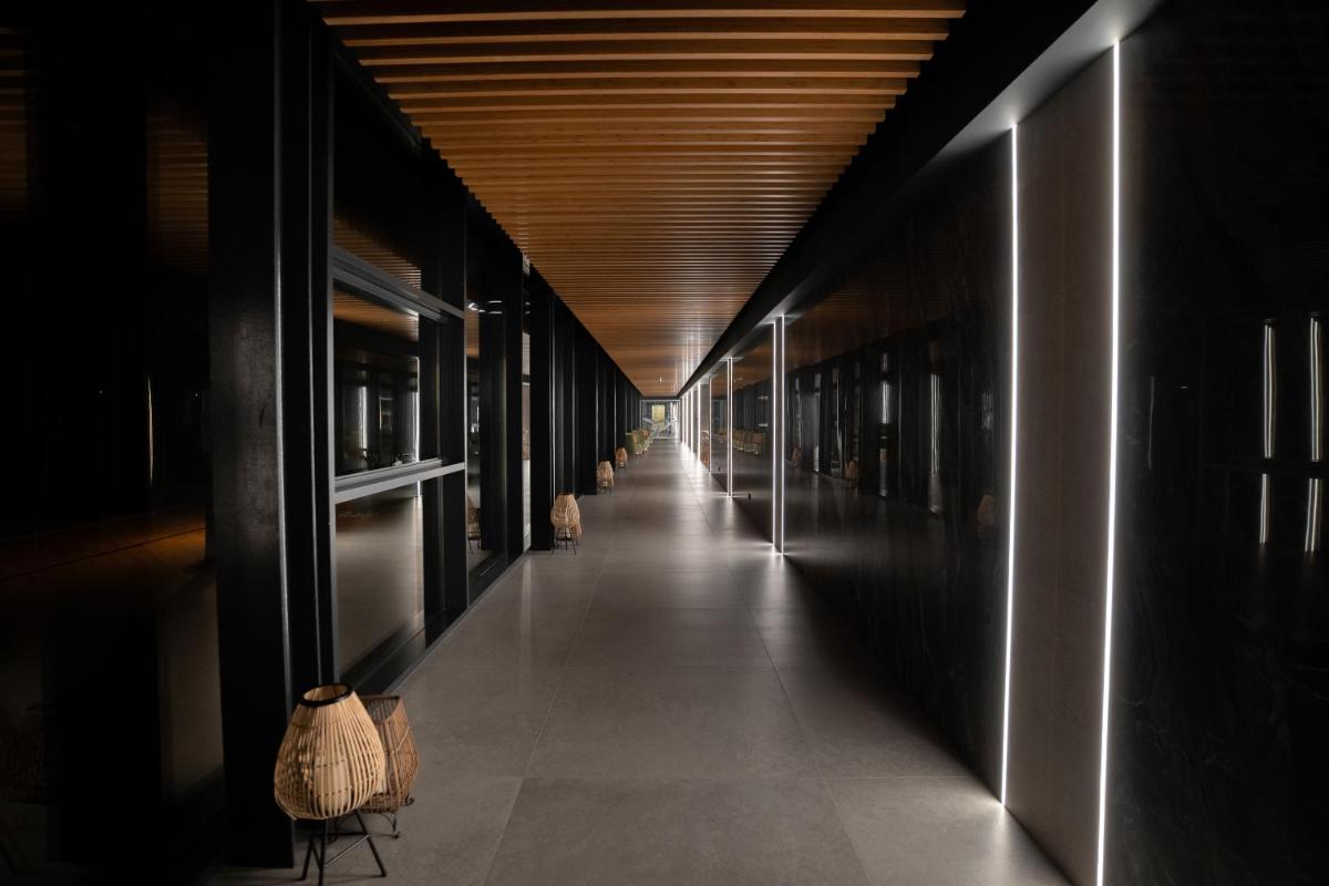 um corredor de um prédio com um longo corredor em Alambique - Hotel Resort & Spa no Fundão