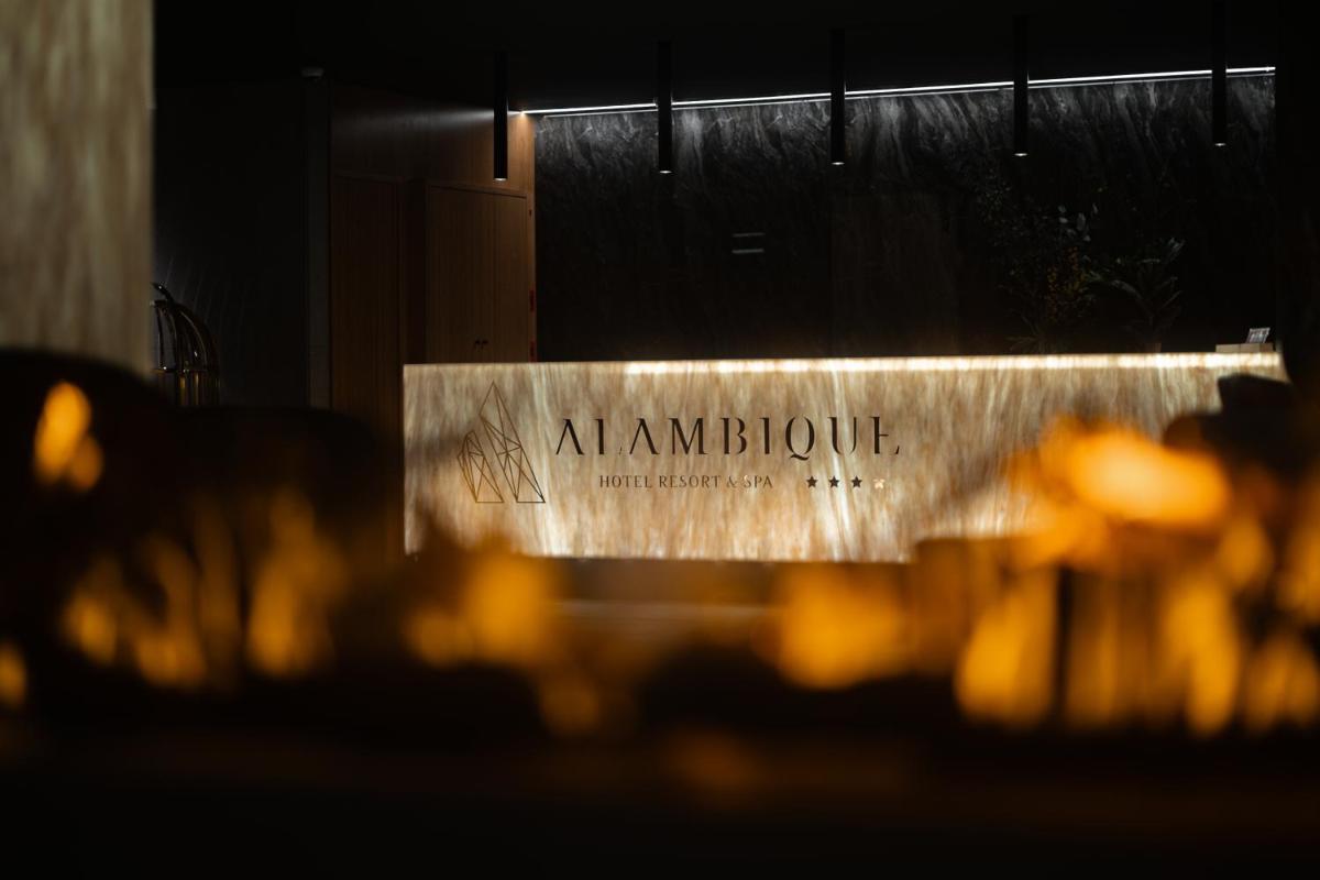 uma placa que diz uma amazononde em uma mesa em Alambique - Hotel Resort & Spa no Fundão