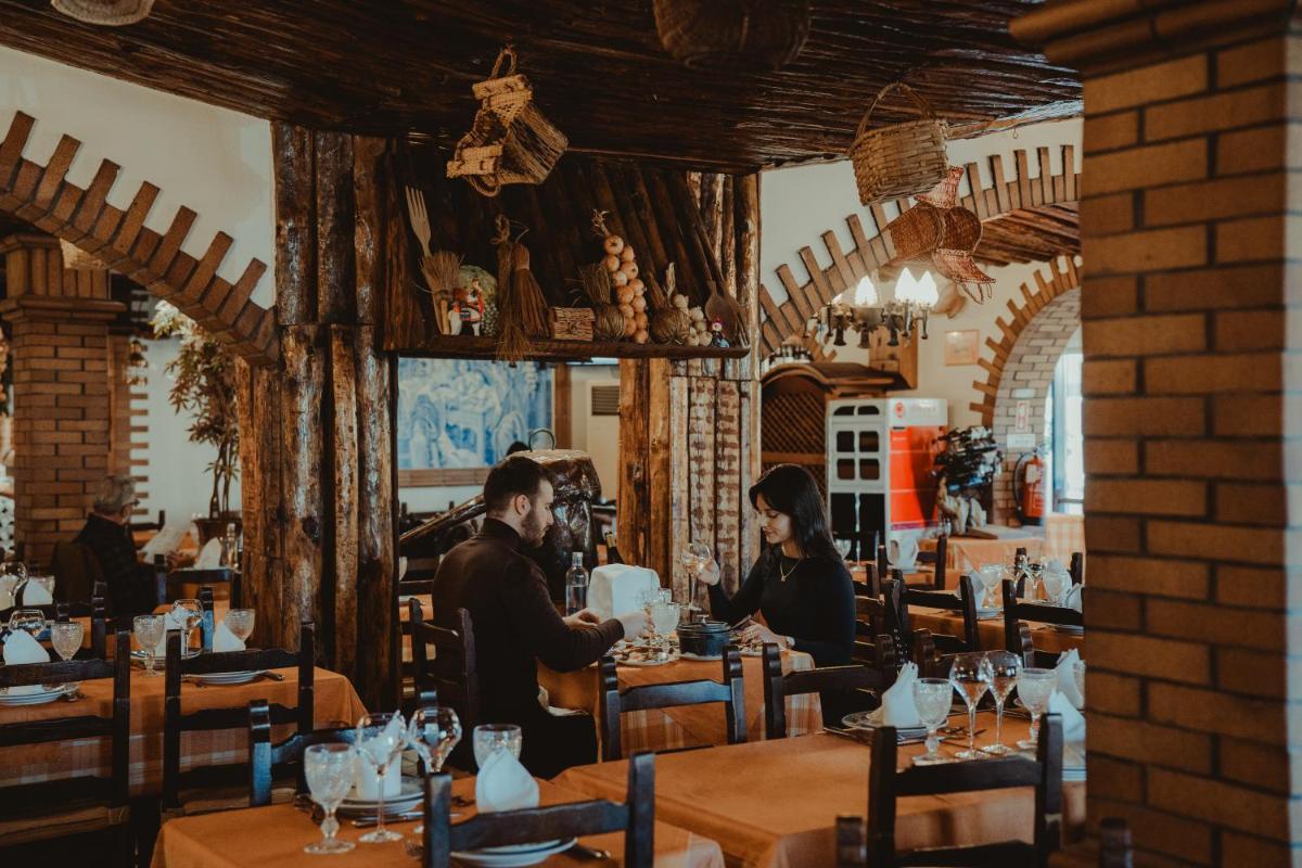 Um restaurante ou outro lugar para comer em Alambique - Hotel Resort & Spa