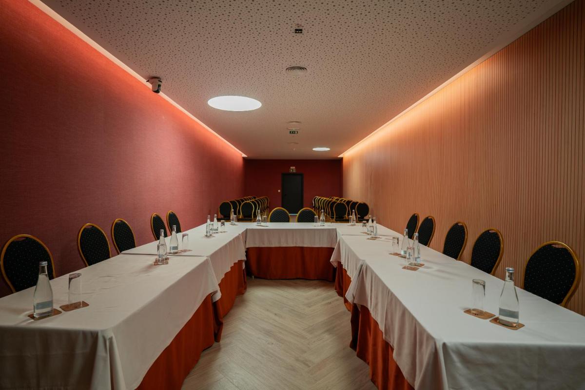 A área empresarial e/ ou a sala de conferências de Alambique - Hotel Resort & Spa