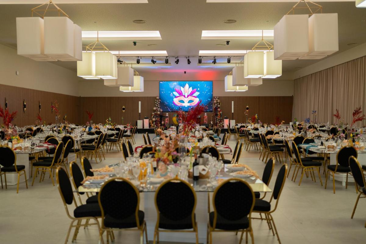 Um restaurante ou outro lugar para comer em Alambique - Hotel Resort & Spa