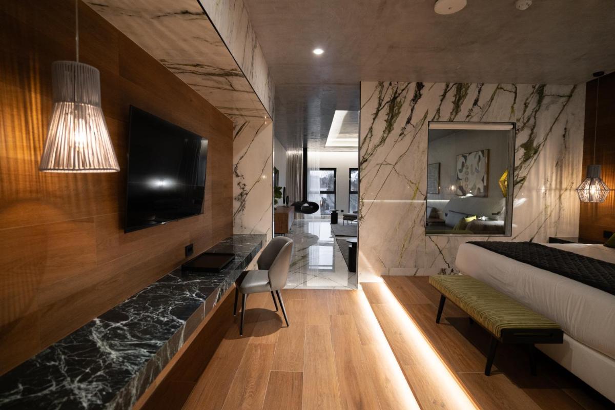Uma televisão e/ou sistema de entretenimento em Alambique - Hotel Resort & Spa