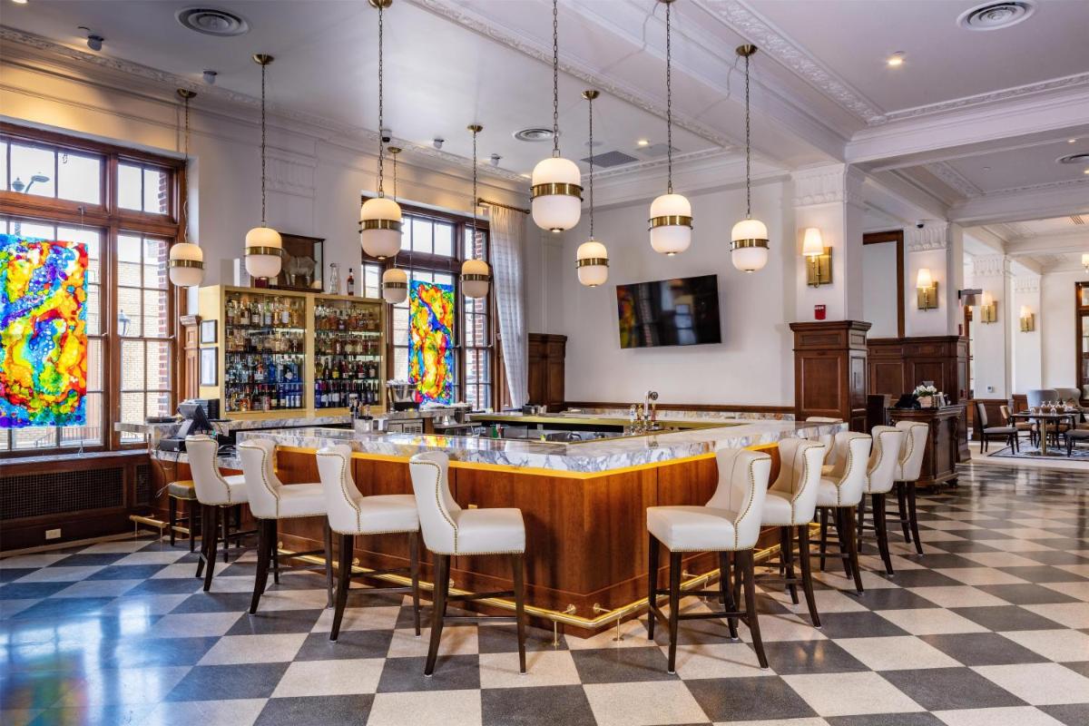 The Yorktowne Hotel, Tapestry Collection by Hilton - Housity