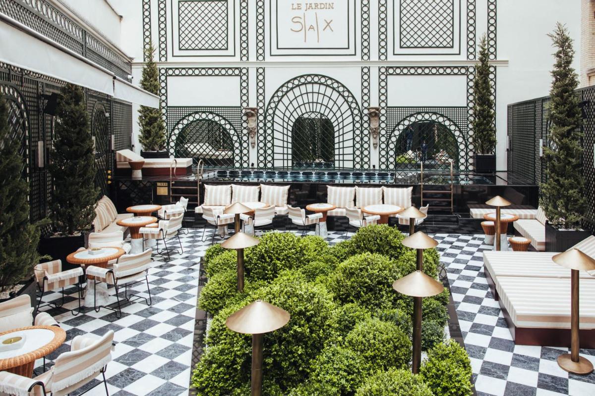 un restaurant avec un sol à damier et des tables et des chaises dans l'établissement Hotel SAX Paris, LXR Hotels & Resorts, à Paris 219 autres photos