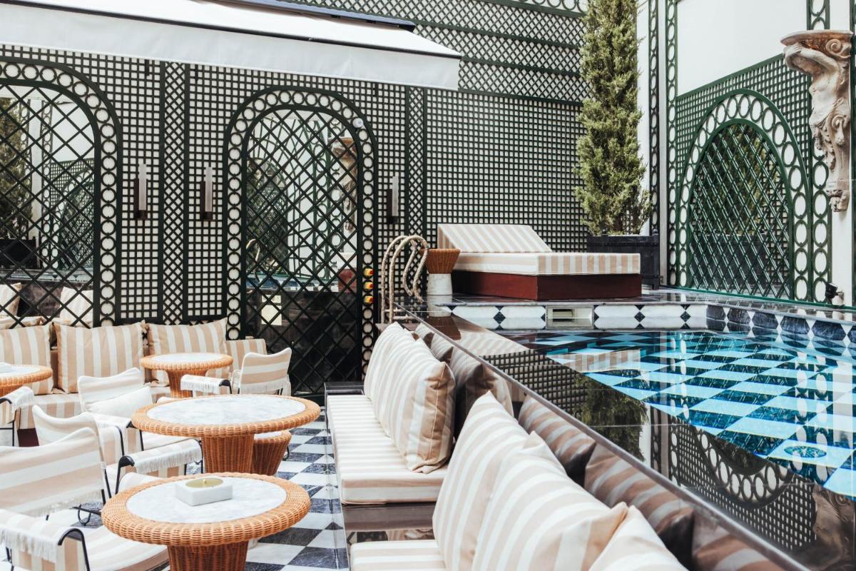 une terrasse d'hôtel avec piscine, tables et chaises dans l'établissement Hotel SAX Paris, LXR Hotels & Resorts, à Paris