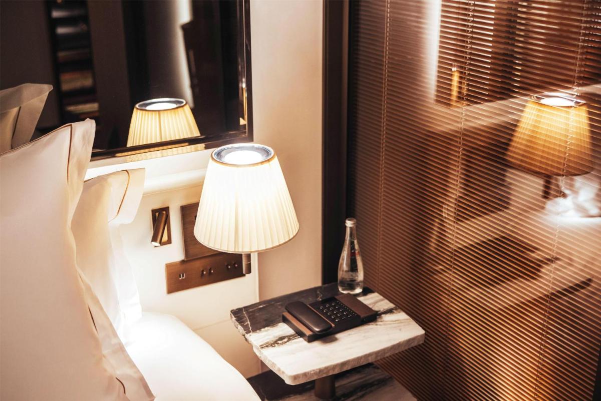 Un ou plusieurs lits dans un hébergement de l'établissement Hotel SAX Paris, LXR Hotels & Resorts