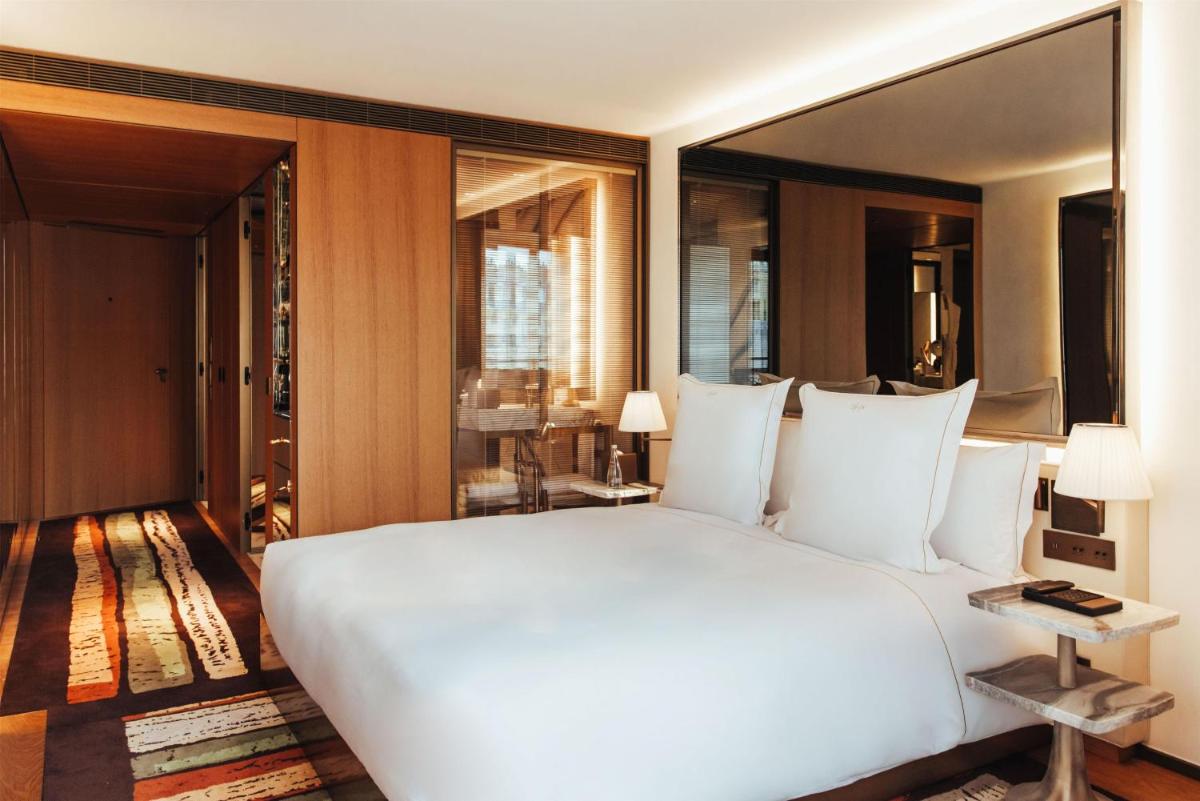 Un ou plusieurs lits dans un hébergement de l'établissement Hotel SAX Paris, LXR Hotels & Resorts