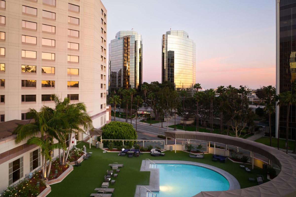 Hilton Long Beach Hotel - Housity