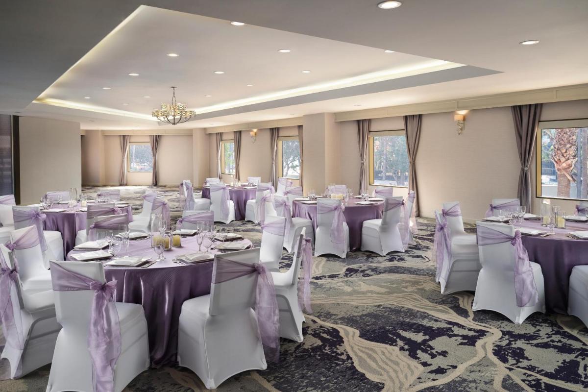 Hilton Long Beach Hotel - Housity