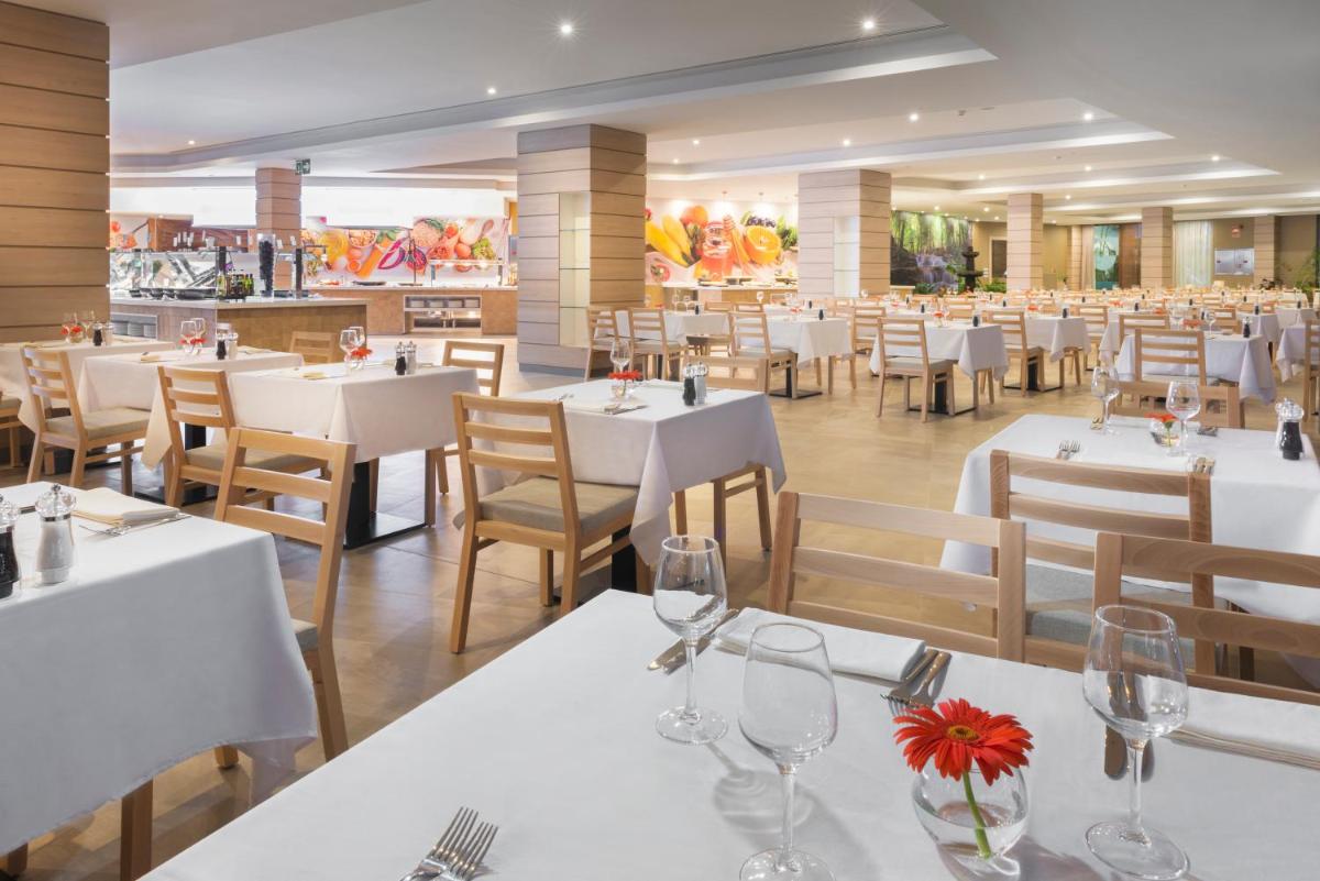 Un restaurante o sitio para comer en Elba Lanzarote Royal Village Resort