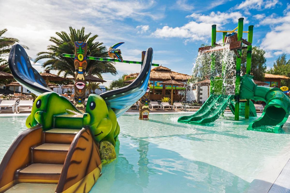 Piscina en o cerca de Elba Lanzarote Royal Village Resort