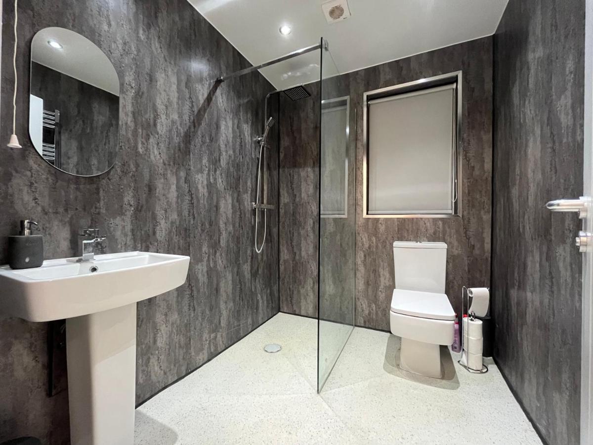 Rowden Street 7 Bed Contractor House in Shotton by Rework Accommodation - Housity