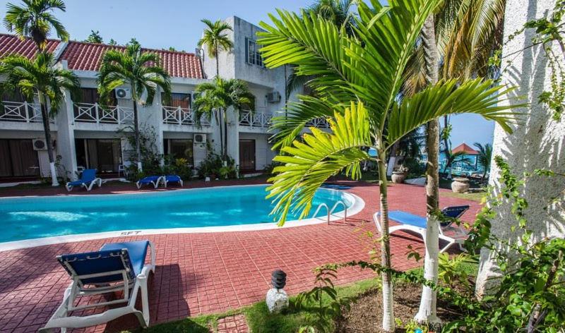 Idyllic Beachfront Condo - Housity
