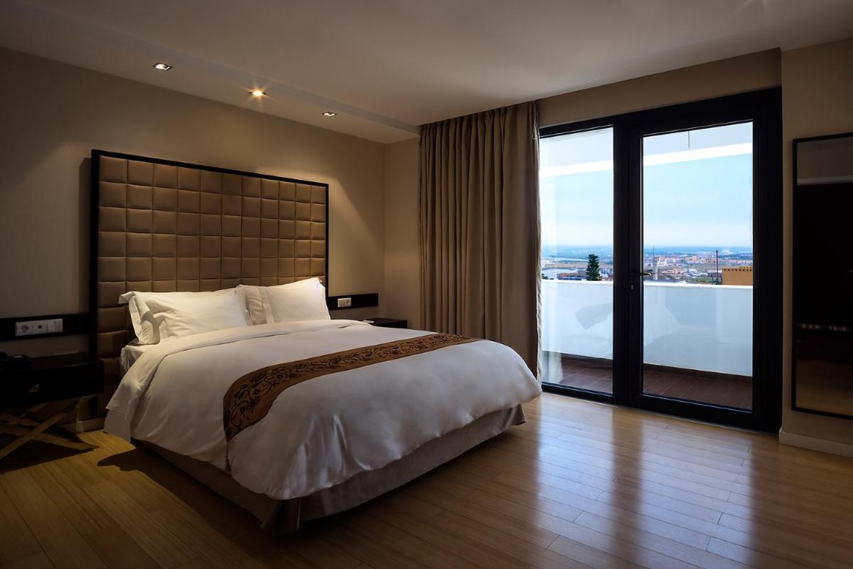 Uma cama ou camas num quarto em Sweet Atlantic Hotel & Spa