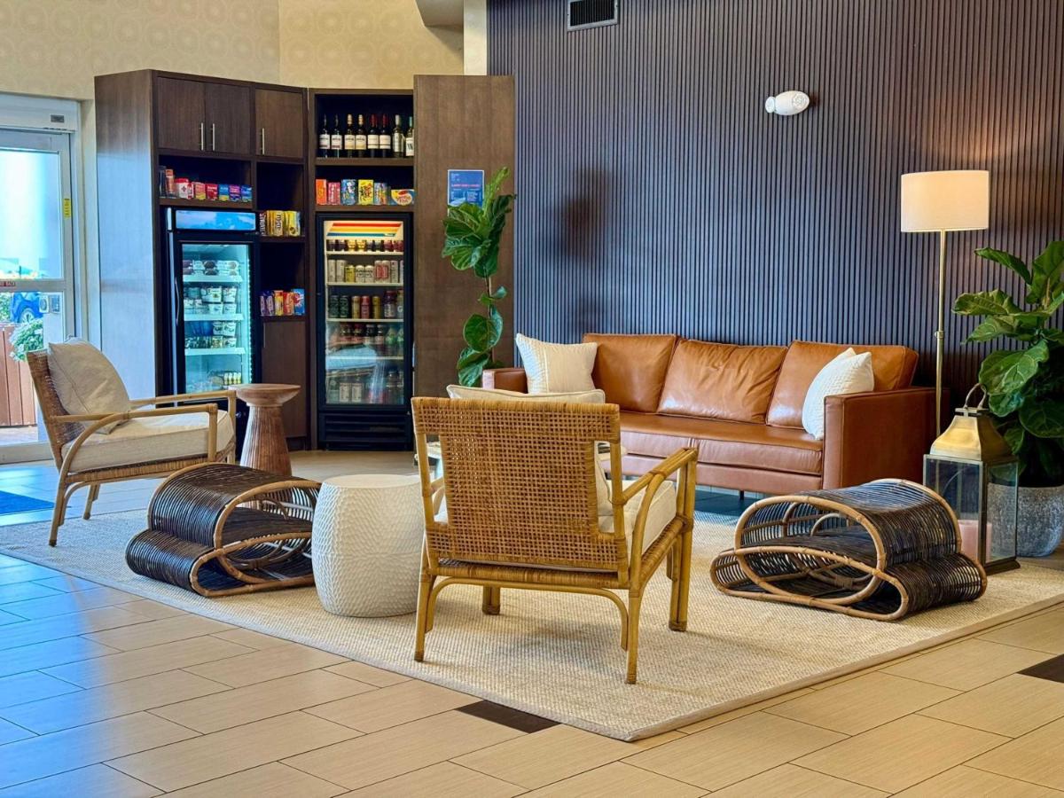 Holiday Inn Express & Suites Naples Downtown - 5th Avenue, an IHG Hotel - Housity