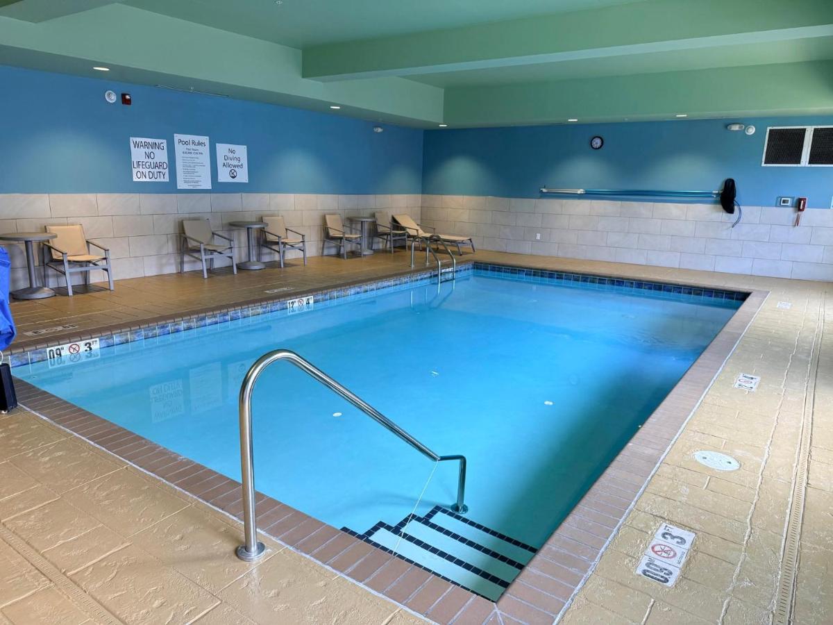 Holiday Inn Express & Suites White Hall by IHG - Housity