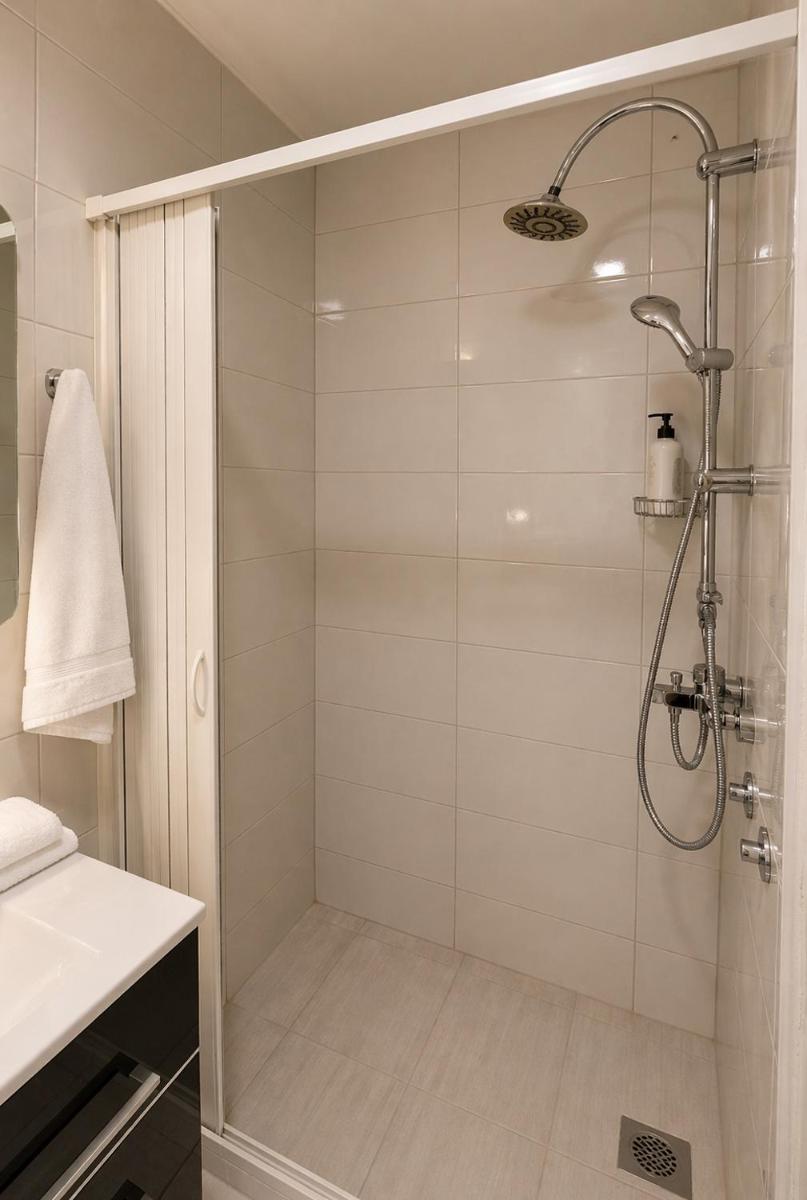 Ninche's Penthouse - free private parking - Housity