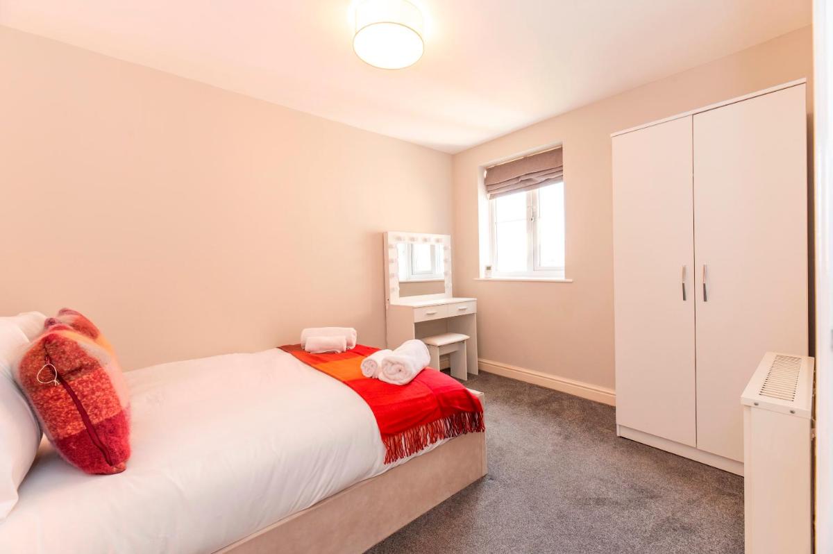 Modern 2-Bed Apartment Near Kingston - Pass the Keys - Housity