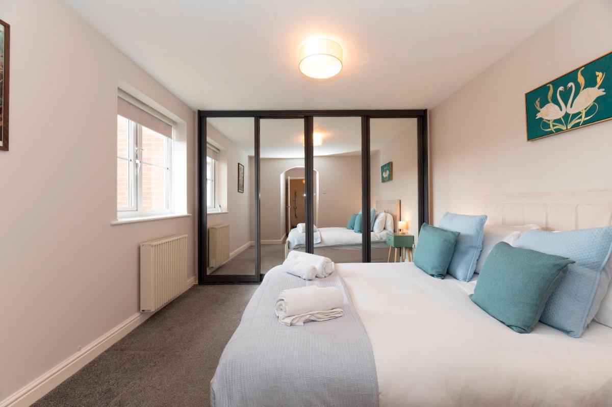 Modern 2-Bed Apartment Near Kingston - Pass the Keys - Housity