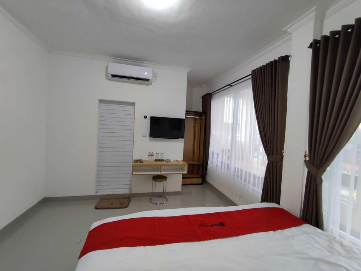 RedDoorz near Rita Super Mall Purwokerto - Housity
