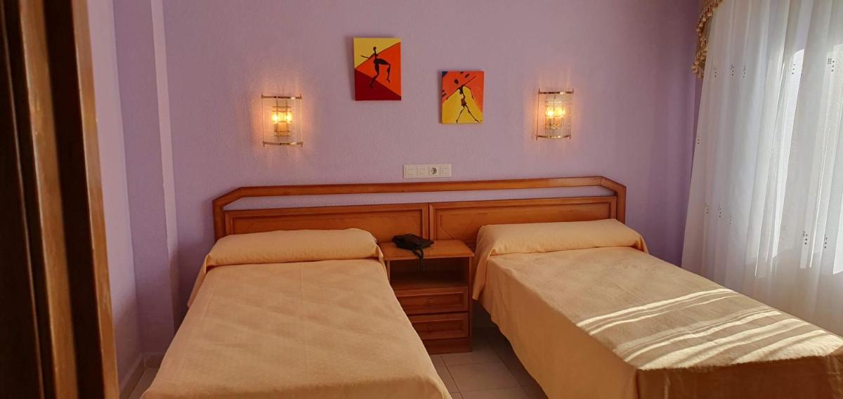 Hostal Restaurante Carolina - Housity