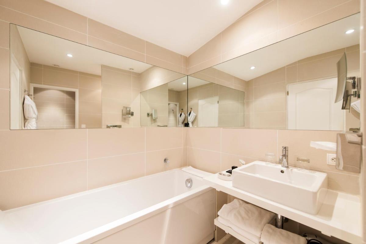 Salle de bains dans l'établissement Du Côté Des Olivades