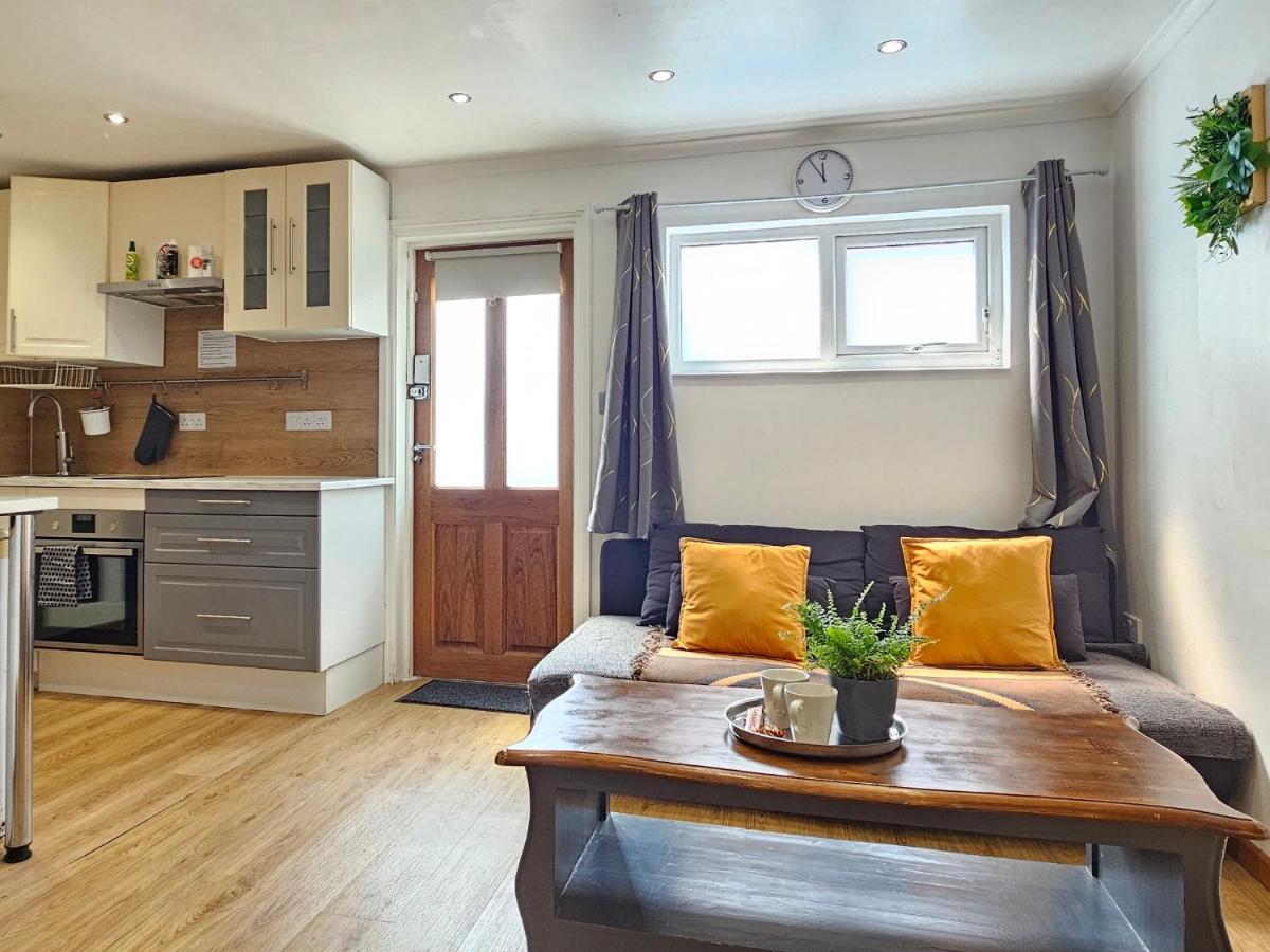 Studio apartment, TV, WiFi Kitchen Parking, Wembley Elizabeth Line - Housity