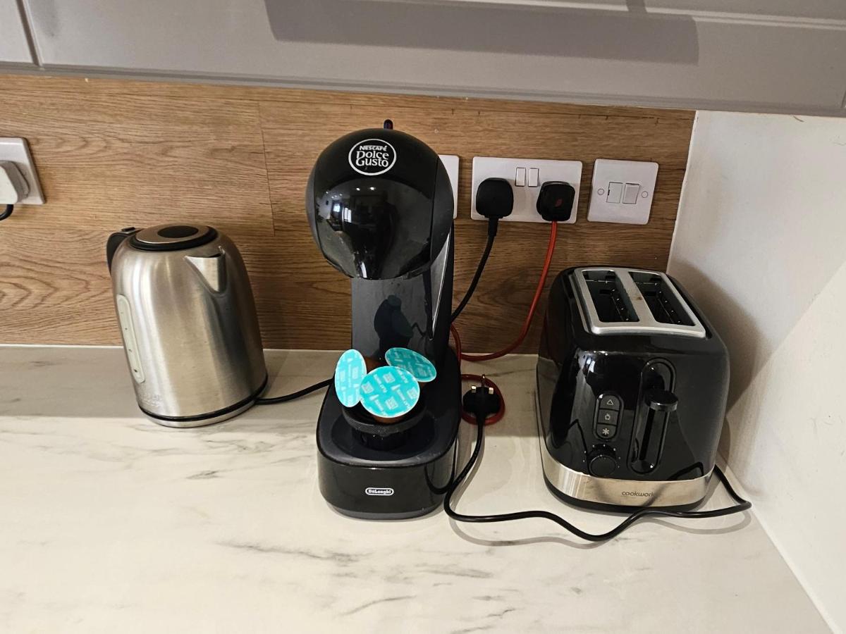 Studio apartment, TV, WiFi Kitchen Parking, Wembley Elizabeth Line - Housity