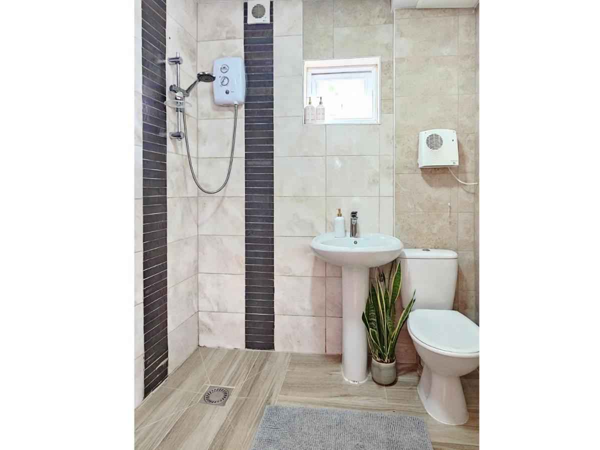 Studio apartment, TV, WiFi Kitchen Parking, Wembley Elizabeth Line - Housity