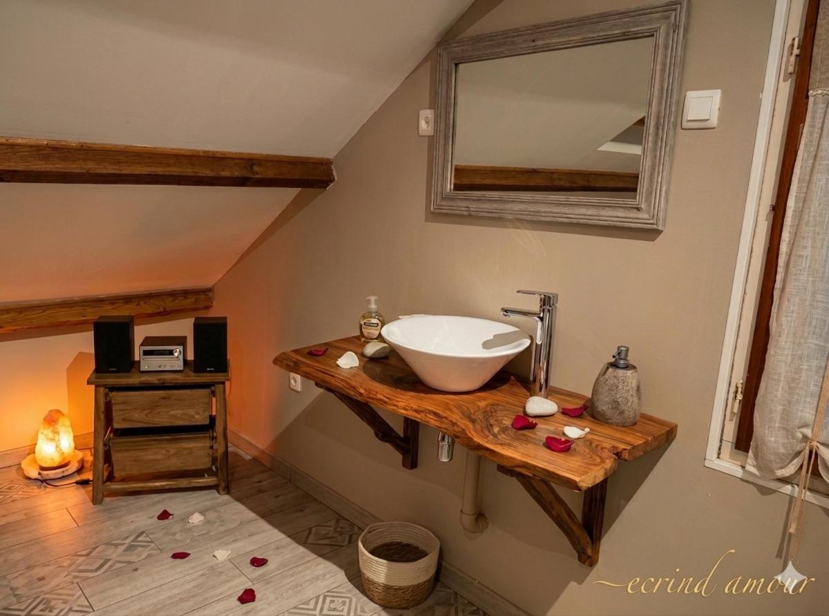 Ecrin d' Amour suite romantique avec Jacuzzi - Housity