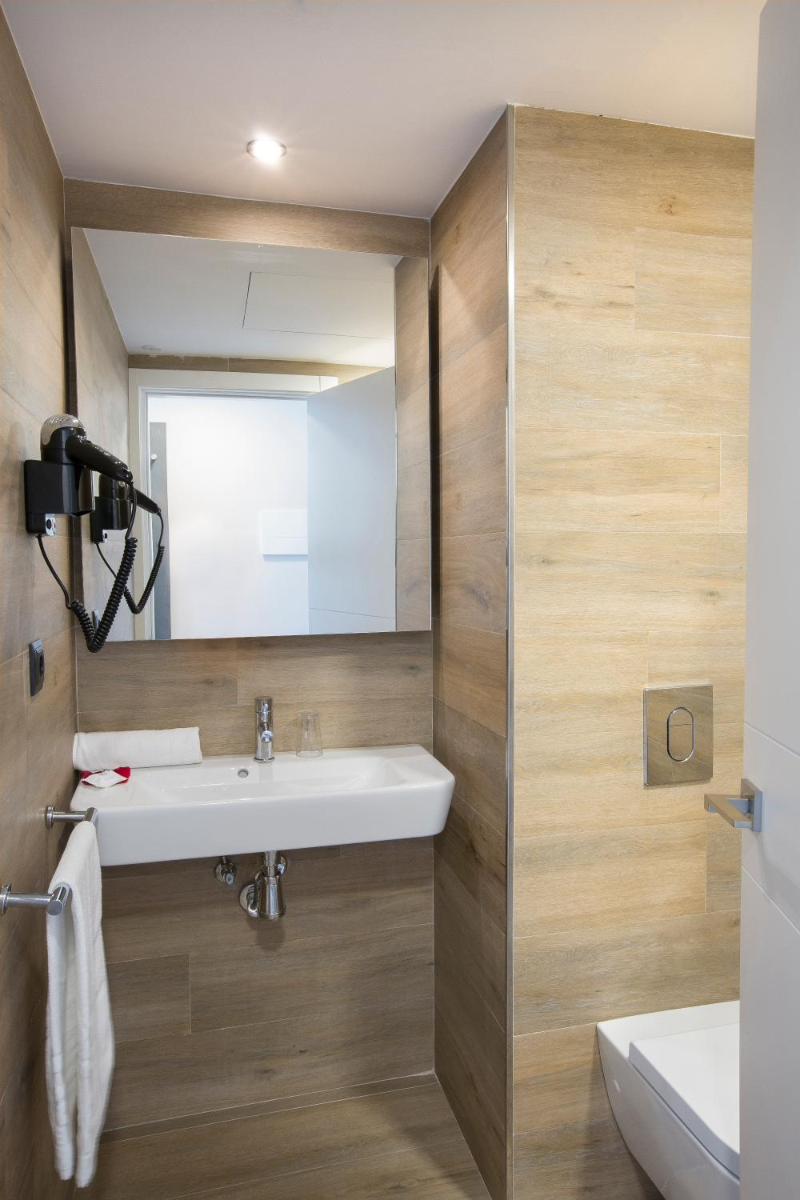 Un baño de Mar Hotels Playa Mar & Spa