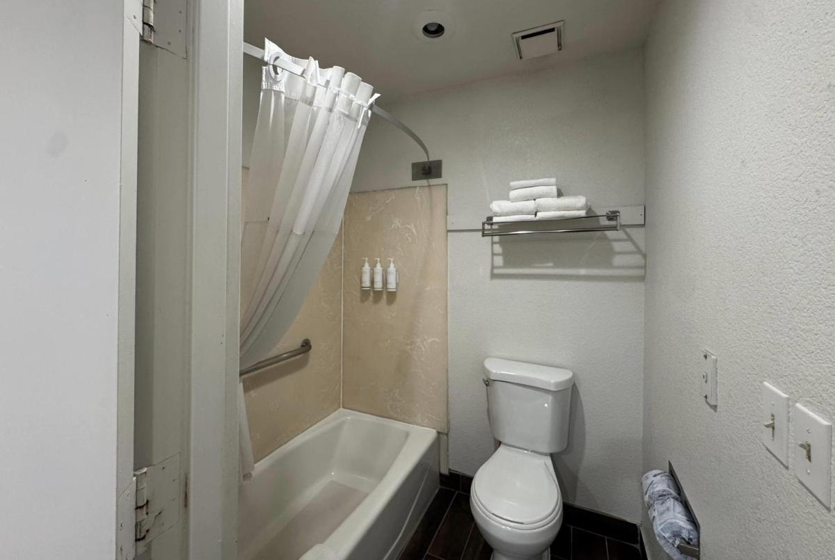 Days Inn by Wyndham Bishop - Housity