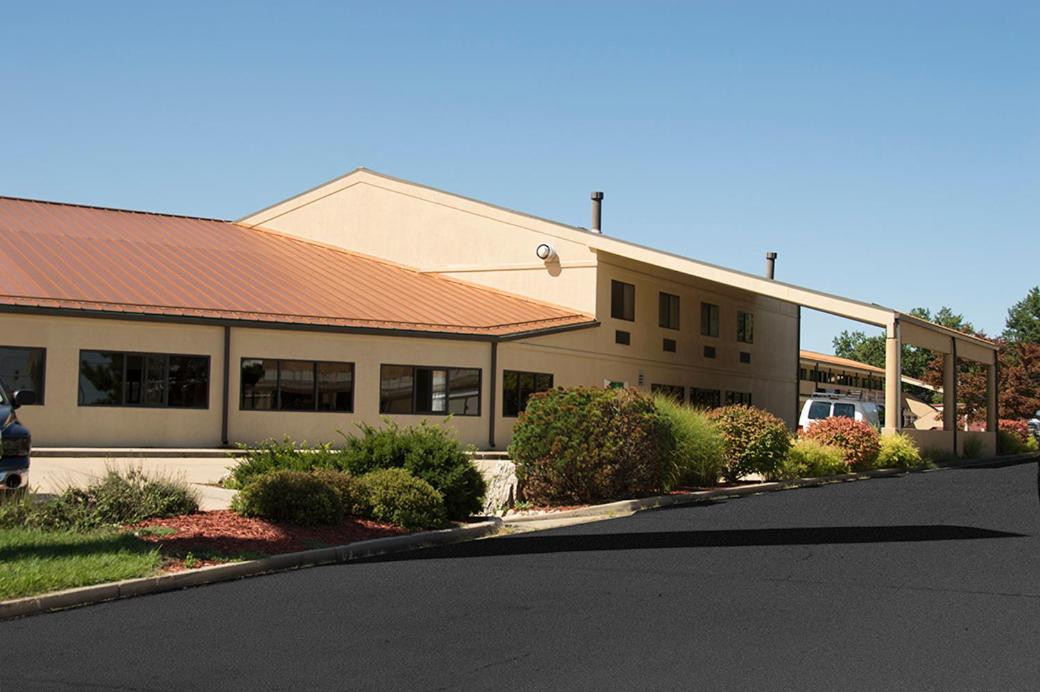 Greenlight Inn & Suites St James - Housity