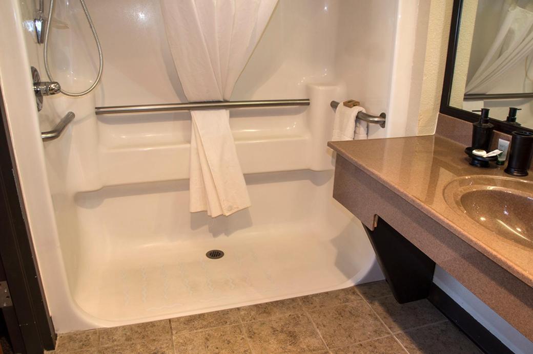 Greenlight Inn & Suites St James - Housity