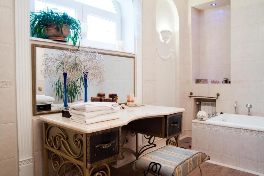 Stunning Private House in Green Central District - Housity